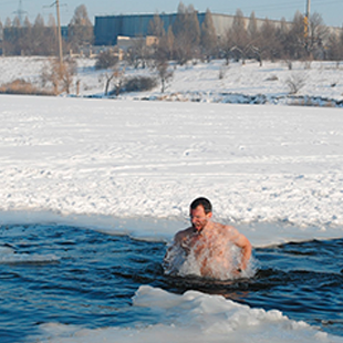 A man in Denmark can swim 150 meters... under ice