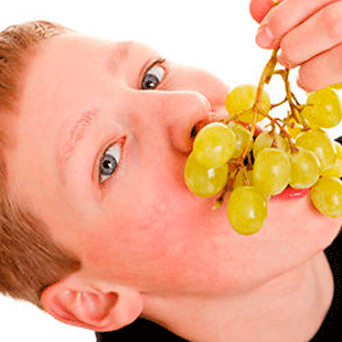 A man in the USA can eat 186 grapes in 3 minutes.