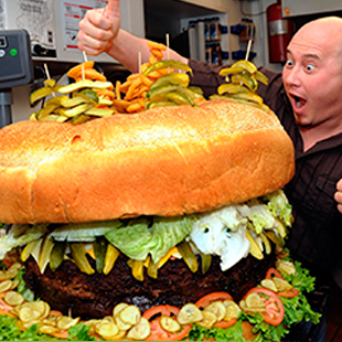 A bar in Michigan serves a 165-pound hamburguer.